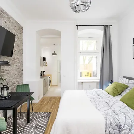 The Koburger Ii - Stylish With Extra High Bed For Kids, 45m2 Space, Ideal For Families With Kids Or Couples Berlin